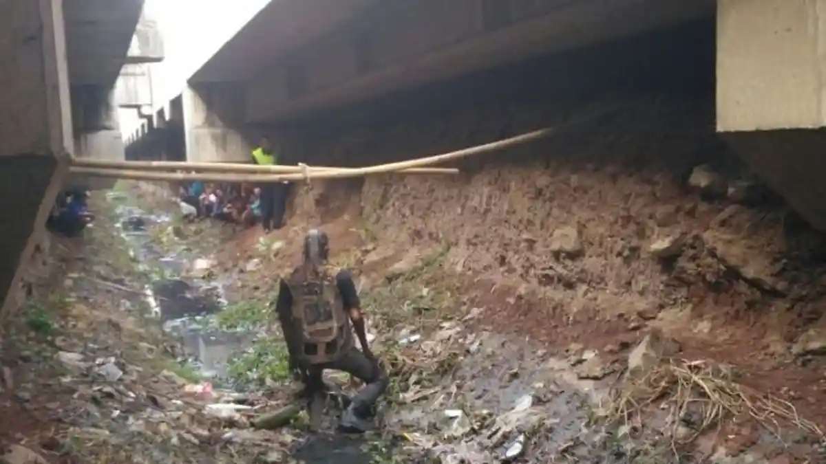 Mayat Pria Ditemukan Tergantung di Kolong Tol Dengan Kondisi Membusuk