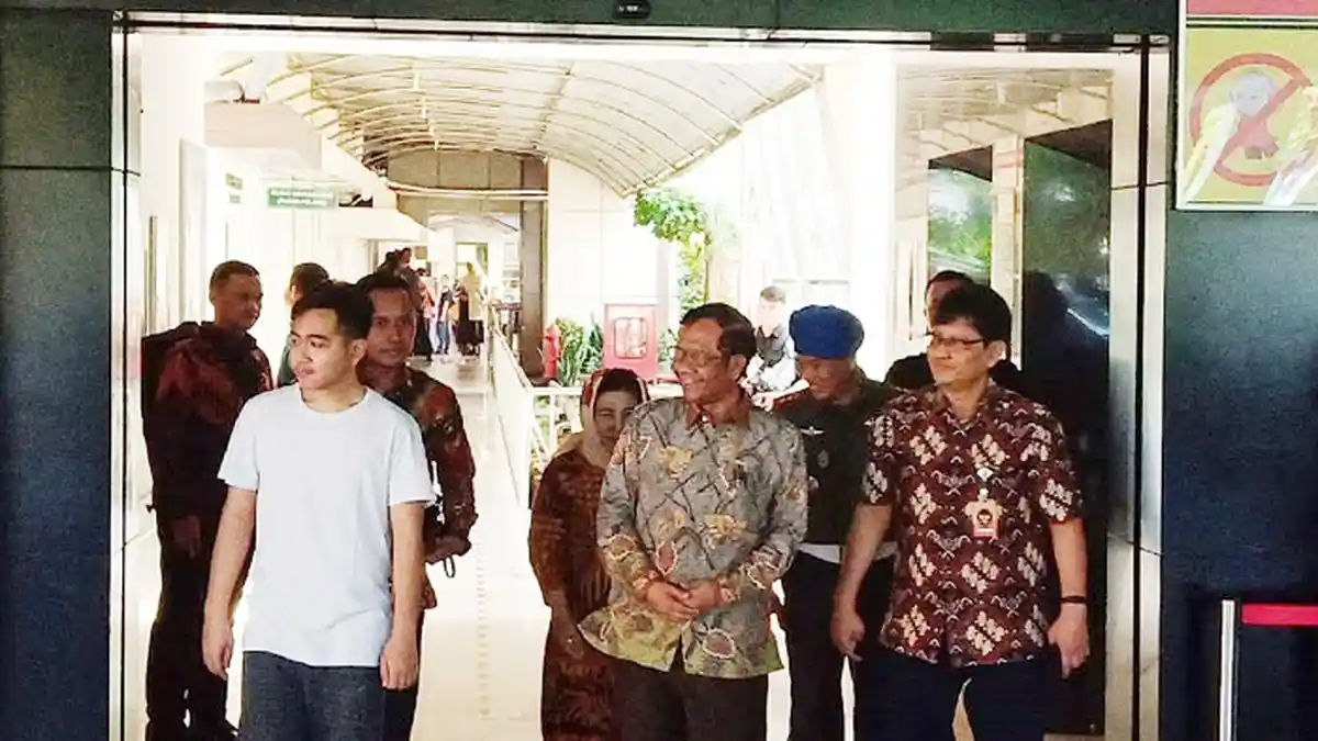 Gibran Antar Mahfud MD hingga Pintu Keluar Rumah Sakit, Setelah Jenguk La Lembah Manah Cucu Jokowi