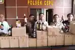 Barang-bukti-ratusan-botol-miras-berbagai-merek-diamankan-di-polsek-cepu.jpg
