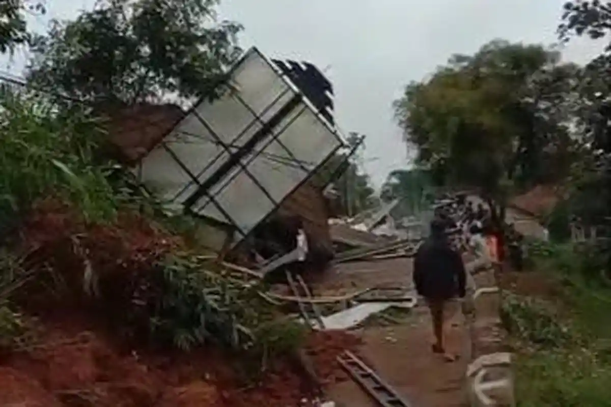 Kantor Desa Nagreg Kendan Bandung Tertimpa Longsor, 1 Rumah juga Tertimbun