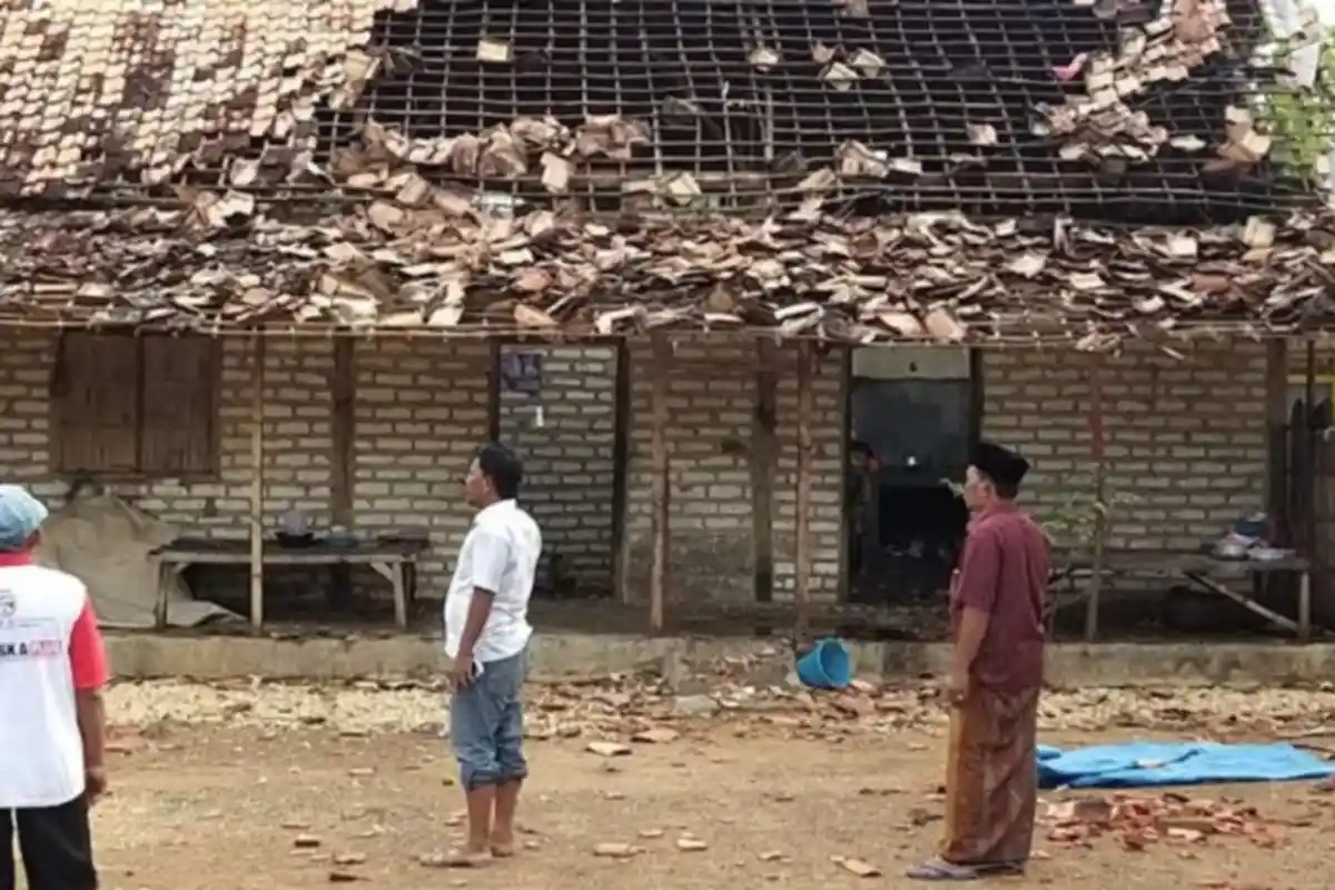 Belasan Rumah Warga Sampang Madura Hancur Diterjang Angin Puting Beliung