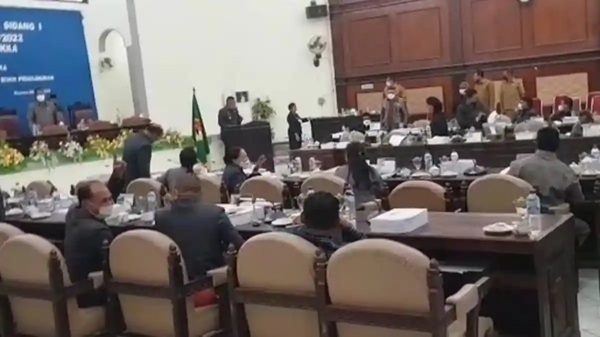 Gempa Guncang NTT Senin (6/9/21), Peserta Sidang Paripurna Sikka Berhamburan Lari Keluar Ruangan