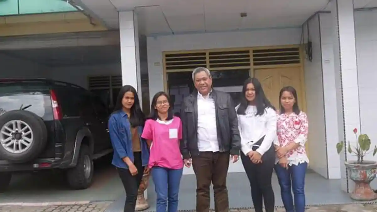 Eddy Berutu Berangkatkan 4 Remaja Ikut Pelatihan Menjahit di Dinsos Sumut
