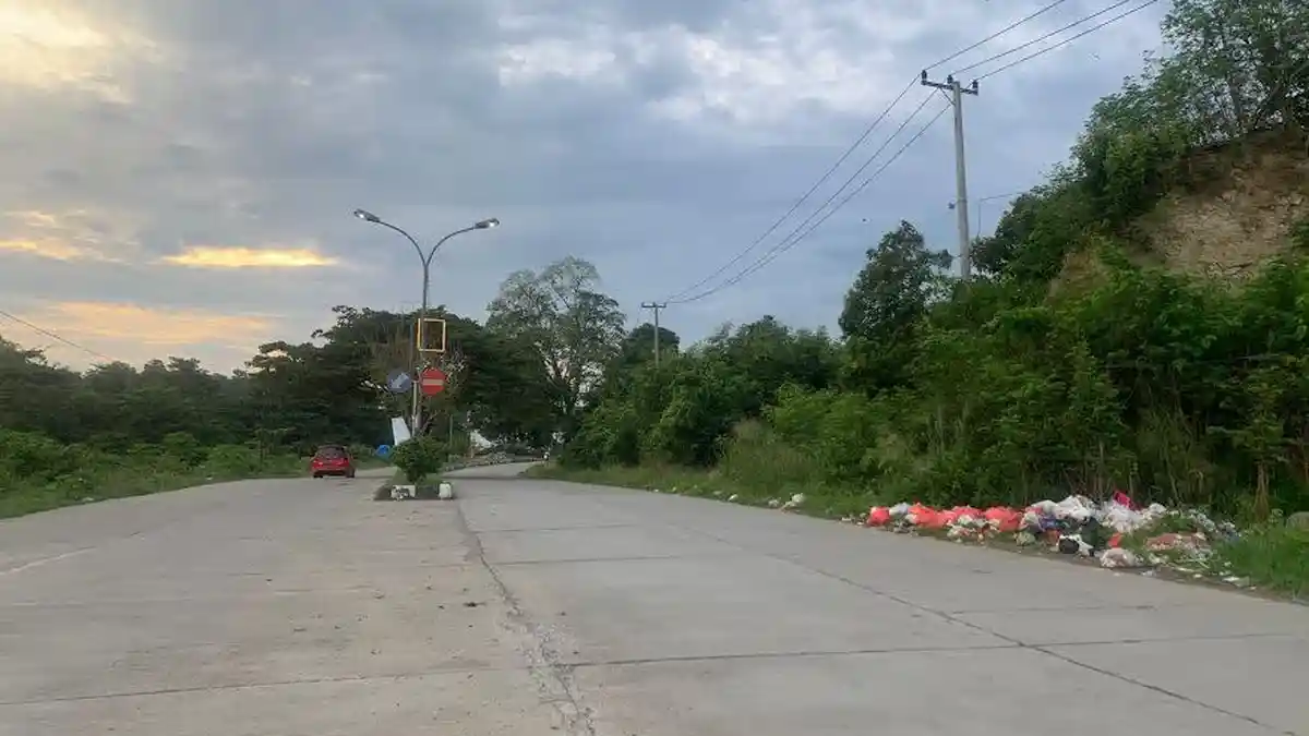 Sampah Berserakan di Jalur Dua Sengkang, Warga Tagih Janji DLH Wajo