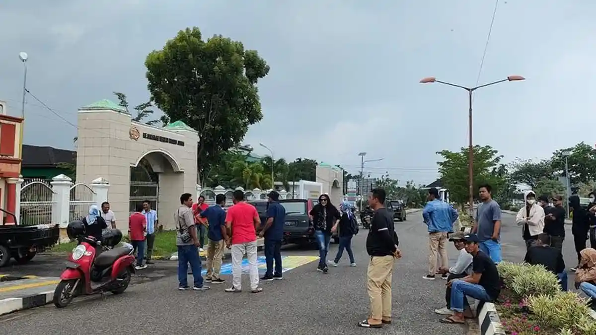 Tuntut Bebaskan Anuar Sadat, Keluarga Geruduk Kantor Pengadilan Negeri Sengeti