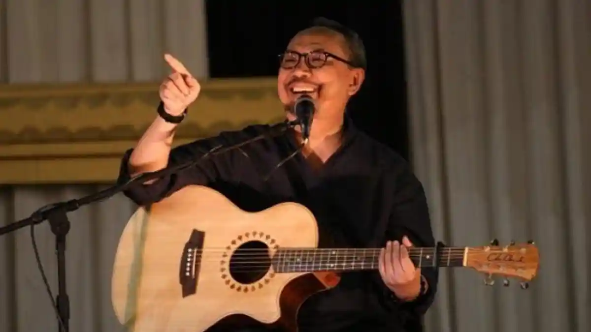 Kumpulan Chord & Lirik Lagu Ebiet G. Ade, Kunci Gitar Bisa untuk Belajar bagi Para Pemula