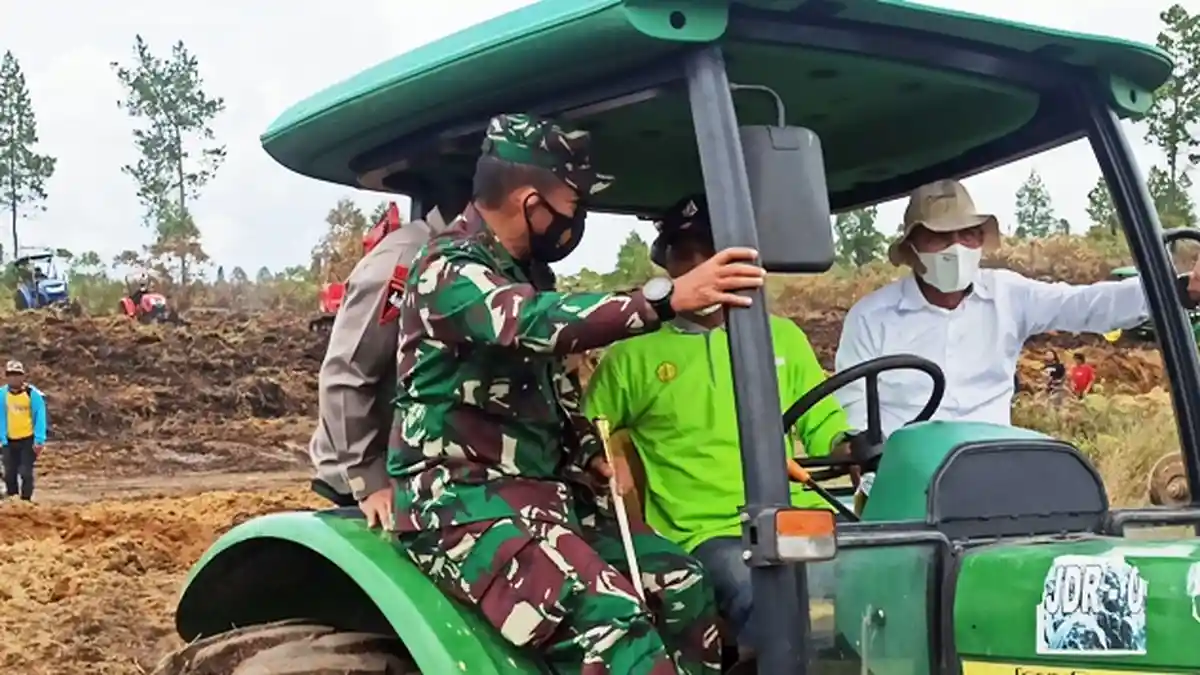Momen Pangdam dan Kapolda Sumut Duduk di Bangku Tempel Traktor, Gubernur Edy Berpegangan Erat