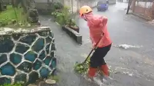 ilustrasi-petugas-atasi-banjir.jpg