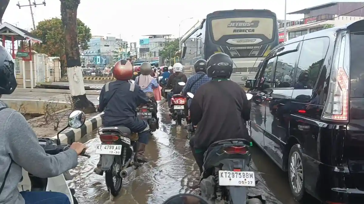 Hujan Deras Picu Genangan dan Macet Total di Jam Pulang Kerja di Balikpapan