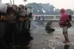 Bentrok-Polisi-dengan-Demonstran-Bubarkan-DPR_20250829_070525.jpg