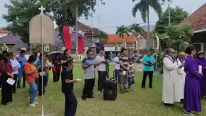 IBADAH-UMAT-KATOLIK-Prosesi-di-Gereja-Katolik-Santo-Fransiskus-Xaverius.jpg