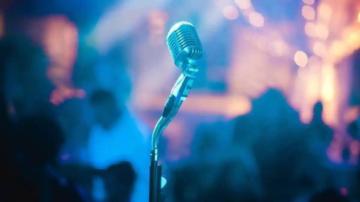 ARTI MIMPI Bernyanyi Karaoke hingga di Panggung, Pertanda Mendapat Rezeki dan Jodoh!