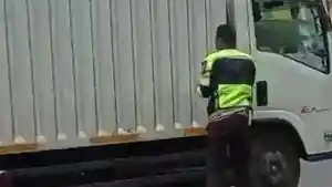 BREAKING-NEWS-Kecelakaan-Maut-Di-Depan-Kantor-Bupati-OKI-Pemotor-Tewas-Ditabrak-Fuso.jpg
