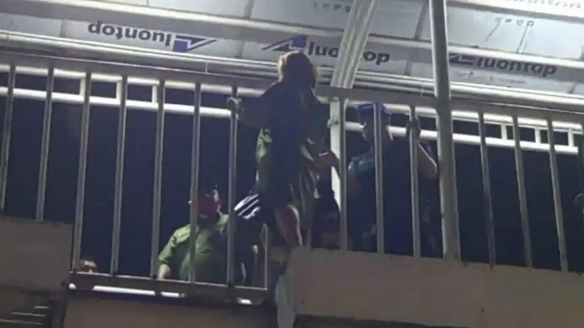 Wanita Hamil Berniat Lompat dari JPO ke Jalan Raya Gunung Sahari