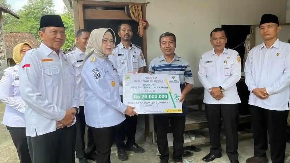Rutin Salurkan Bantuan RTLH, Bupati Etik Ingin Kemiskinan Esktrem di Sukoharjo Segera Terselesaikan