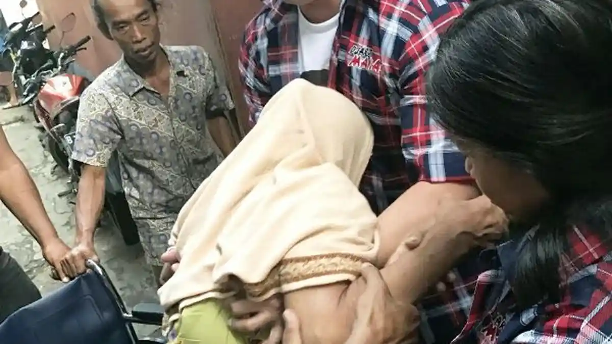 Relawan Djarot Mania Berikan Kursi Roda untuk Nenek Enah