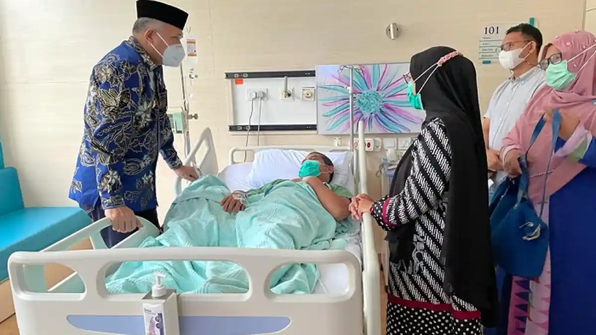 Candaan Nova Membuat Abuya Sarkawi Tersenyum di Ranjang Rumah Sakit