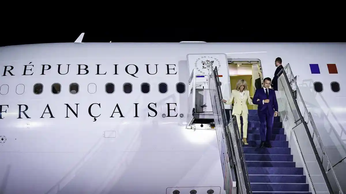 Macron-Brigitte Bikin Baper, Ini 3 Momen Mesra Mereka saat Kunjungi Indonesia
