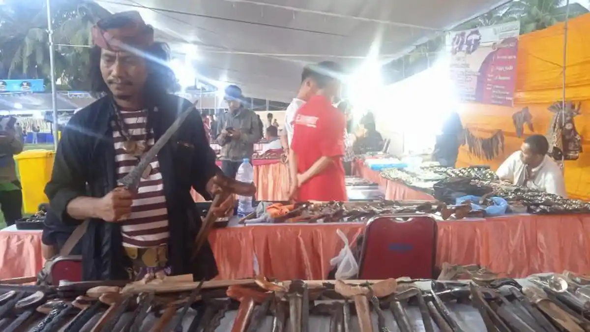 Seratus Kolektor Benda Antik Pamer Koleksinya di Alun-Alun Jember