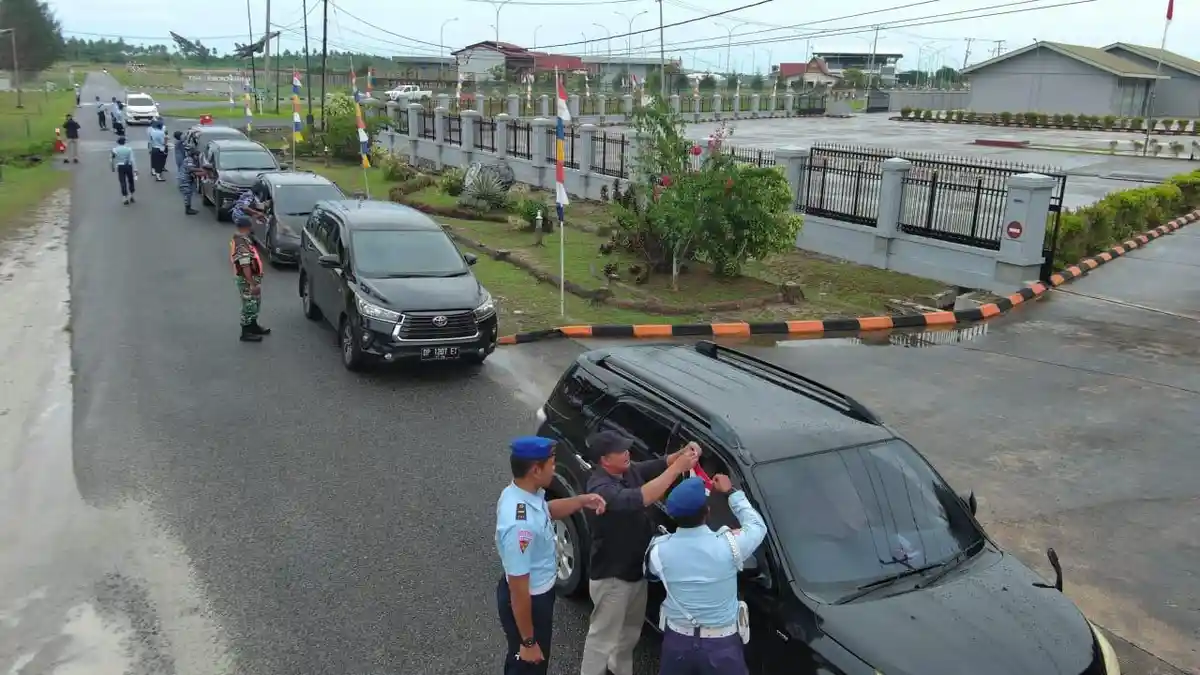 Tebar Semangat Kemerdekaan RI, Lanud RSA Natuna Bagikan 1.000 Bendera Merah Putih