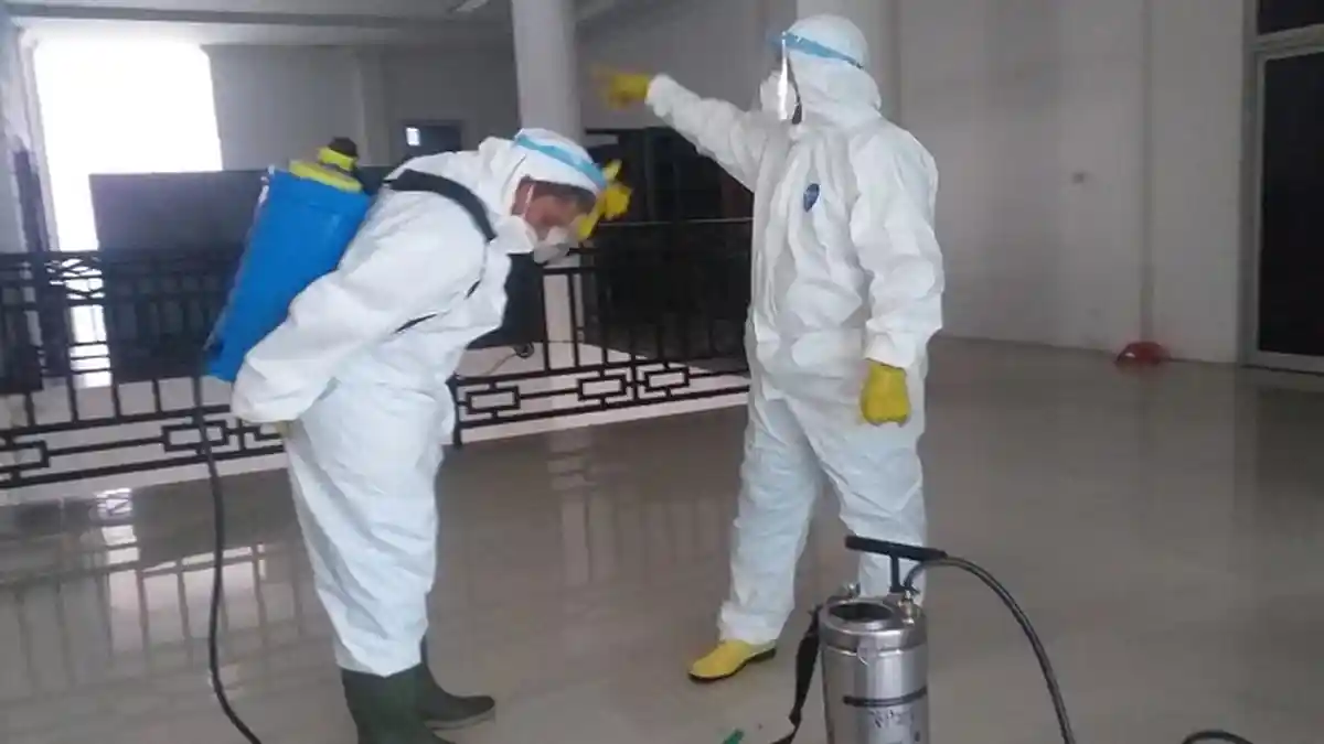 Tim Dinkes Bireuen Semprot Disinfektan di Sejumlah Kantor