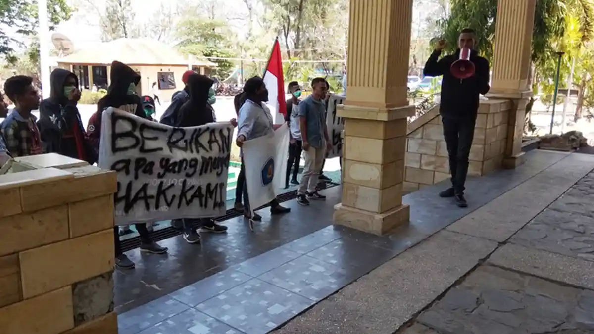 BREAKING NEWS: Mahasiswa PNK Demo Depan Kampus, Ini yang Mereka Soroti