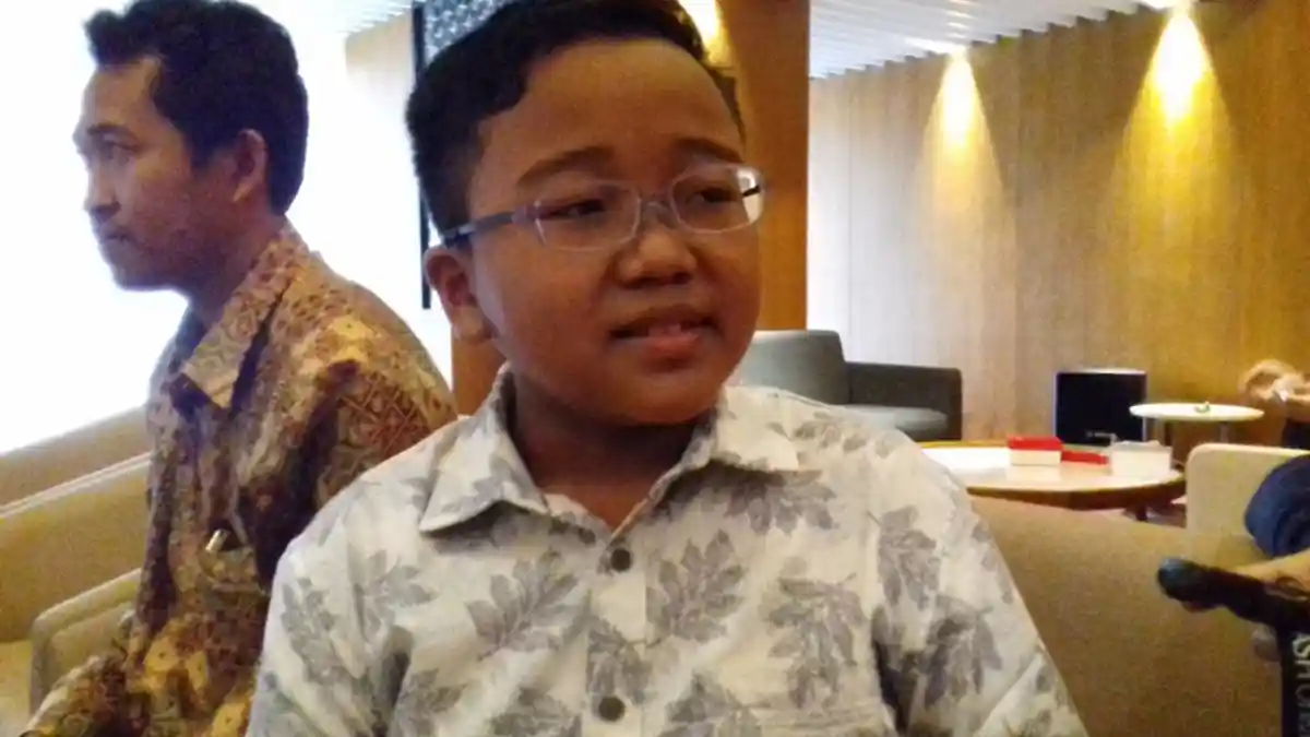 Belajar Otodidak, Bocah 12 Tahun Ini Mampu Main Piano dengan Mata Tertutup