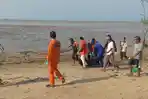 202206702-Tim-SAR-Gabungan-Mengevakuasi-2-Jenazah-yang-Ditemukan-di-Pesisir-Pantai-Muntok.jpg