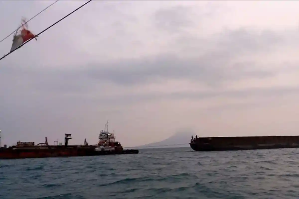 Ditolak Warga Pulau Sebesi, Kapal Pengeruk Pasir Ditarik dari Kawasan Gunung Anak Krakatau