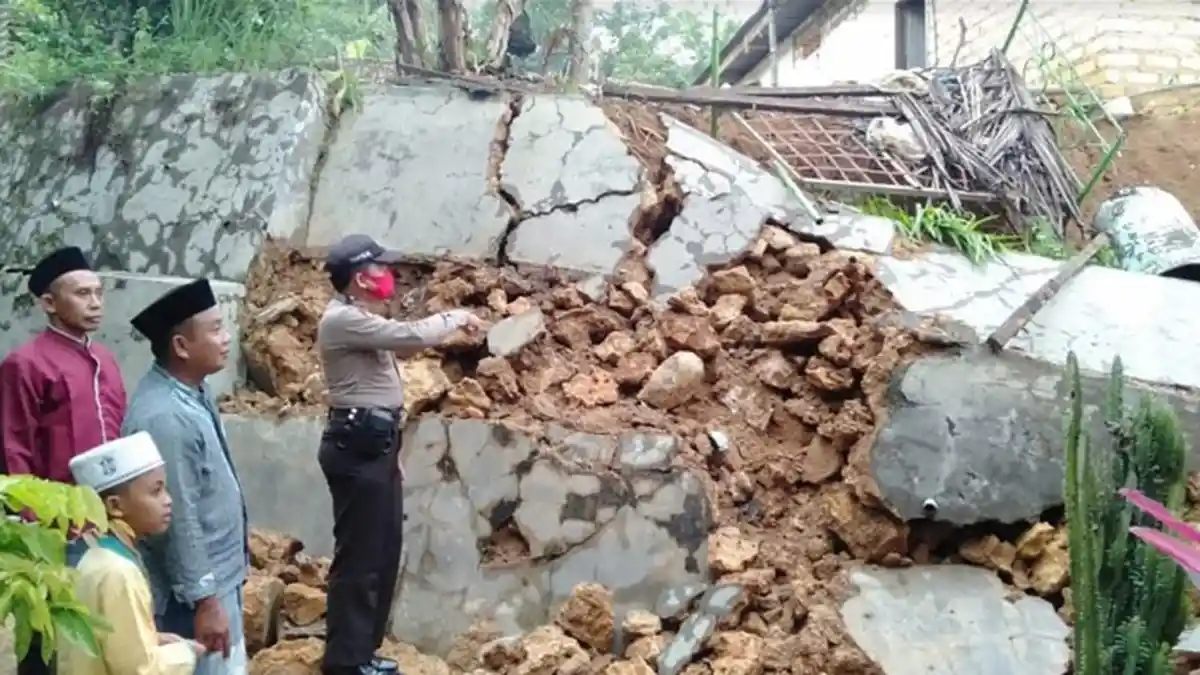Dengar Suara Gemuruh, Pria Pamekasan Cepat-cepat Ajak Keluarga Keluar Rumah, Ternyata Tebing Longsor