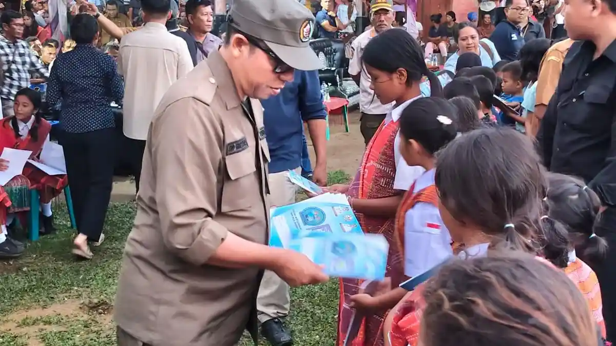 Sambangi Warga Kecamatan Parmonangan, Bupati Jonius Hutabarat Lakukan Ini