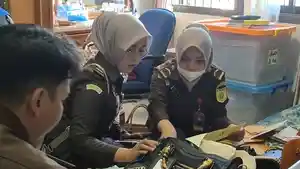 Penyidik-memeriksa-tas-mewah-milik-tersangka.jpg