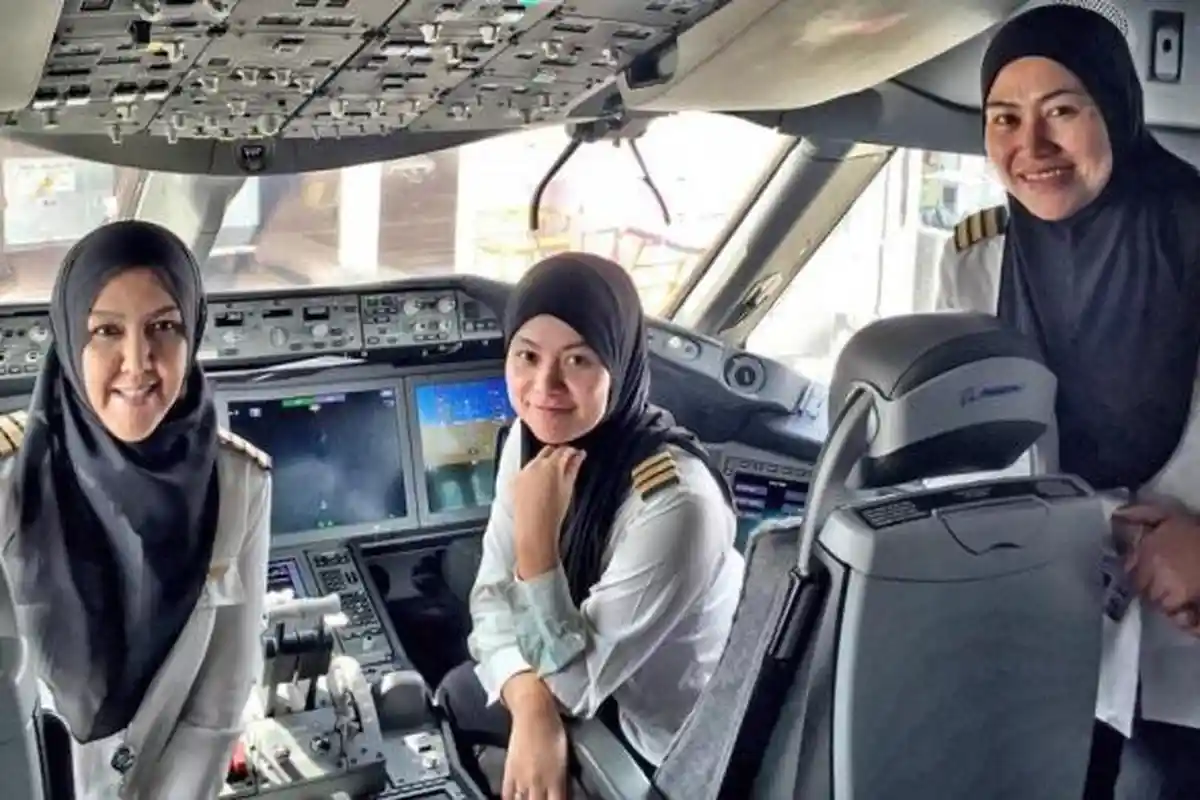 Inilah Cara Mengenali Pangkat Pilot Dilihat Dari Jumlah Tanda Strip Pada Lengan Baju Seragamnya