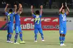 para-pemain-persib-bandung-memberikan-penghormatan-kepada-bobotoh.jpg