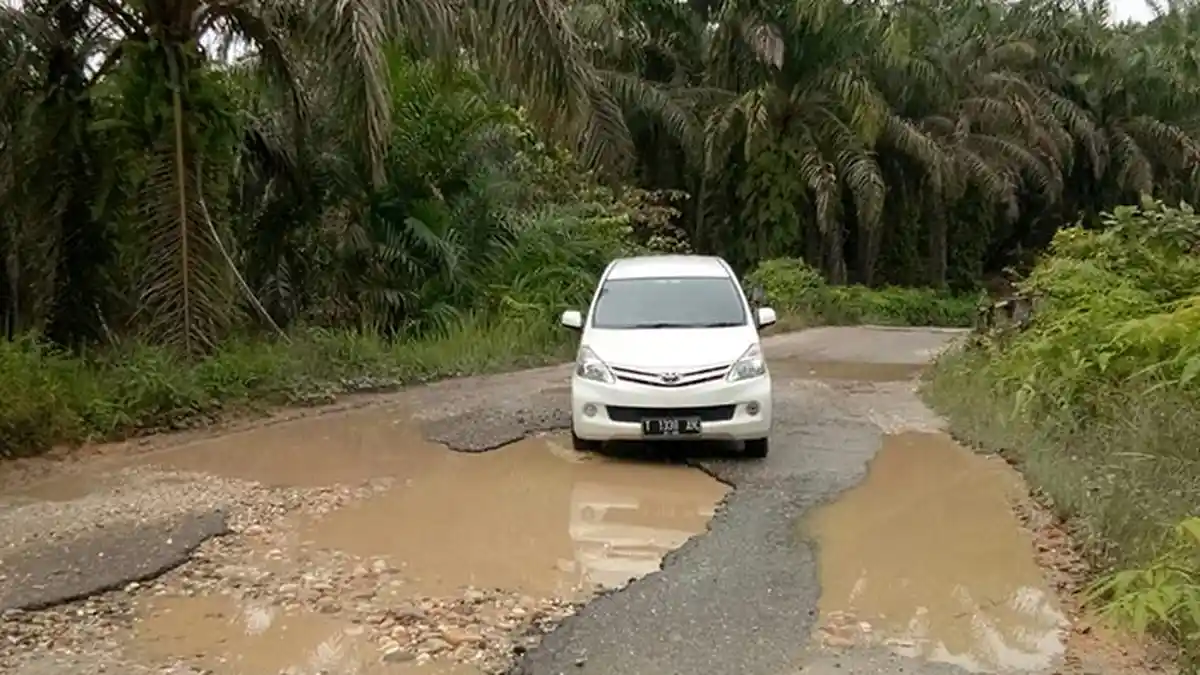 Jalan Menuju Sentra Industri Kelapa Sawit di Aceh Singkil Hancur