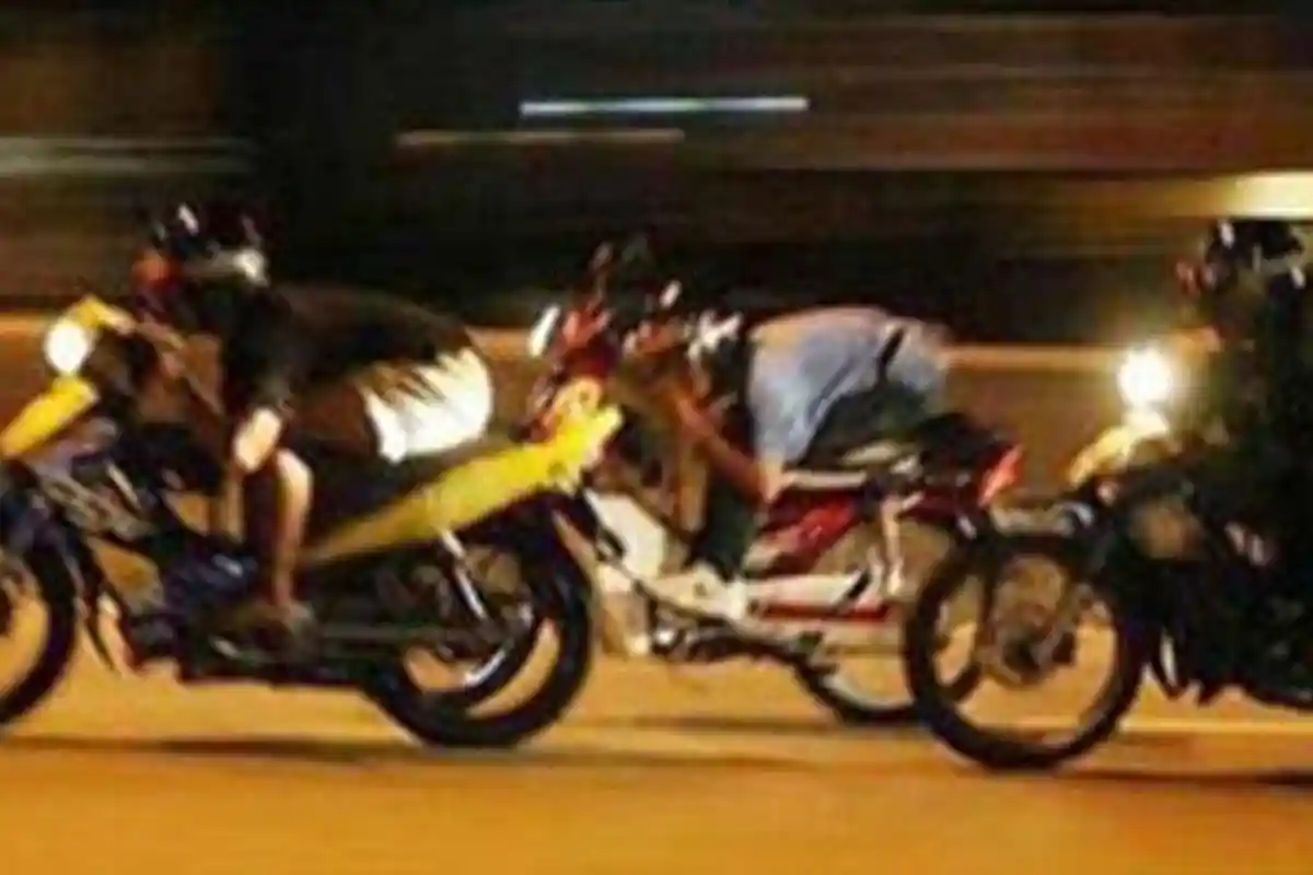 Kecelakaan Balap Liar, Pengendara Motor Terpental Usai Serempet Median Jalan, Motor Lain Ikut Jatuh