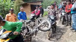 suasana-warga-bergotong-royong-bersihkan-jalan.jpg