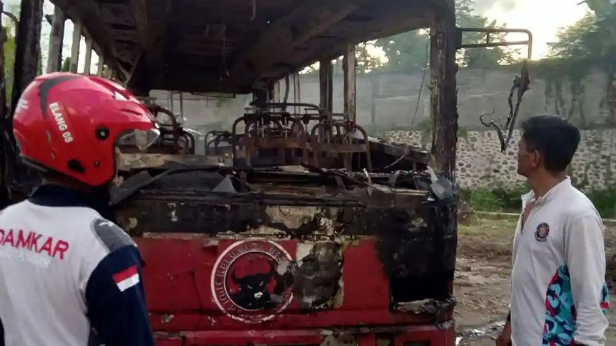 Dianggap Angker, Bus Berlogo PDI Perjuangan Dibakar Anak-anak