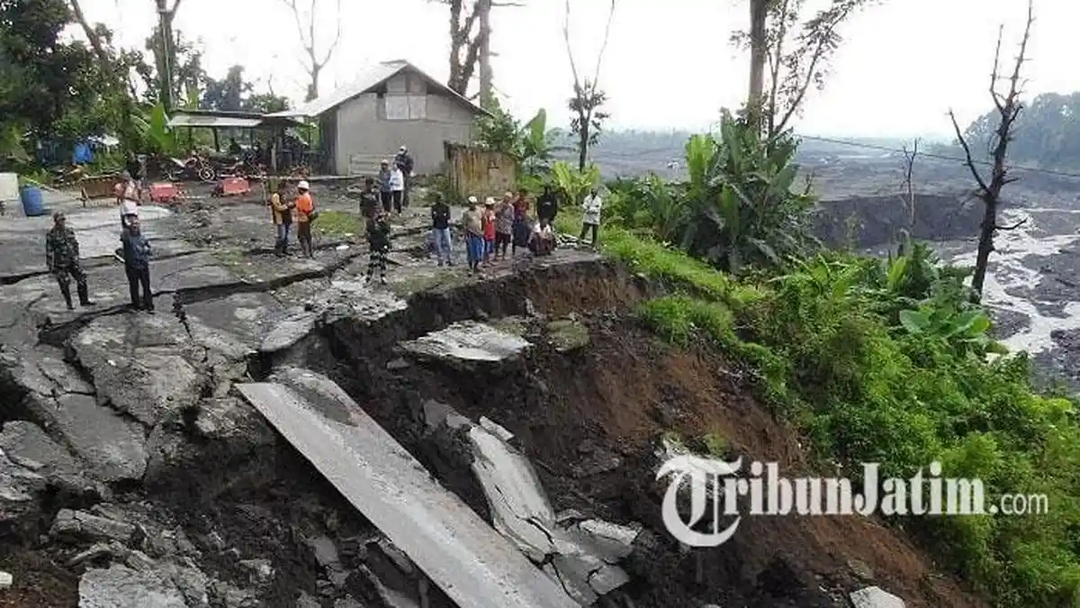 Jalan Piket Nol Candipuro Lumajang Ambles Akibat Diguyur Hujan Deras, Kedalaman Capai 12 Meter