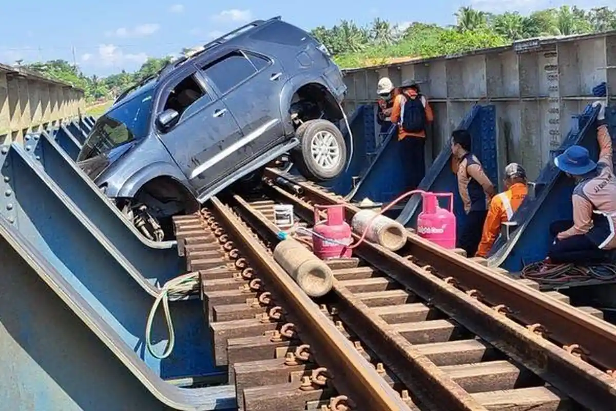 Detik-detik Fortuner Sengaja Masuk Rel dan Berhenti di Jembatan, Sopir: Biar Mati Semua!