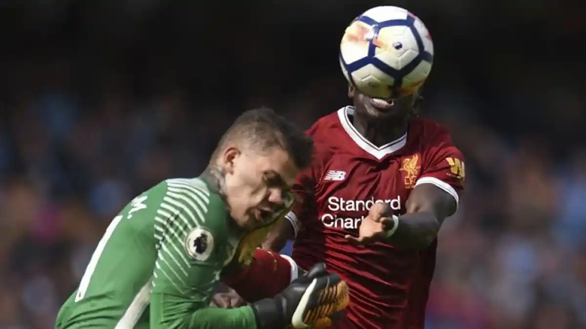 Inilah Parade Tabrakan Brutal Kiper dengan Pemain Lawan, Ada Momen Gigi Menancap di Kepala
