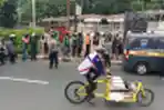 Polsek Tanjung Duren Berbagi Beras Warga Terdampak PPKM