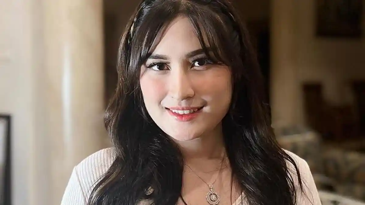Potret Terbaru Angbeen Rishi Istri Adly Fairuz Jadi Sorotan, Dipuji ...