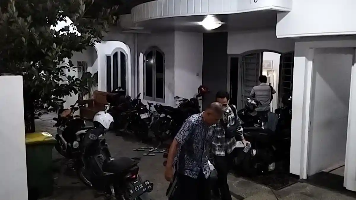 Keluar dari Rumah Wali Kota Semarang Mbak Ita, Petugas KPK Bawa Dua Koper dan Satu Kardus