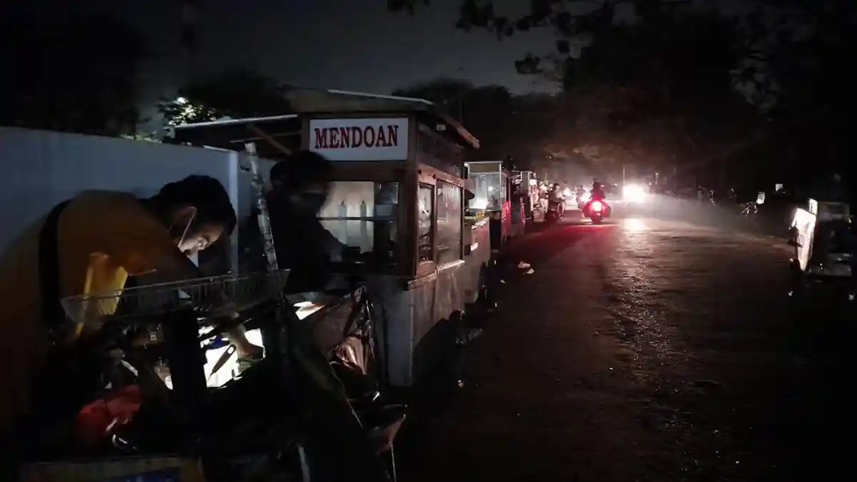 Lewat Pukul 20.00 WIB, Sejumlah PKL di Stadion Maulana Yusuf Serang Dibubarkan Petugas