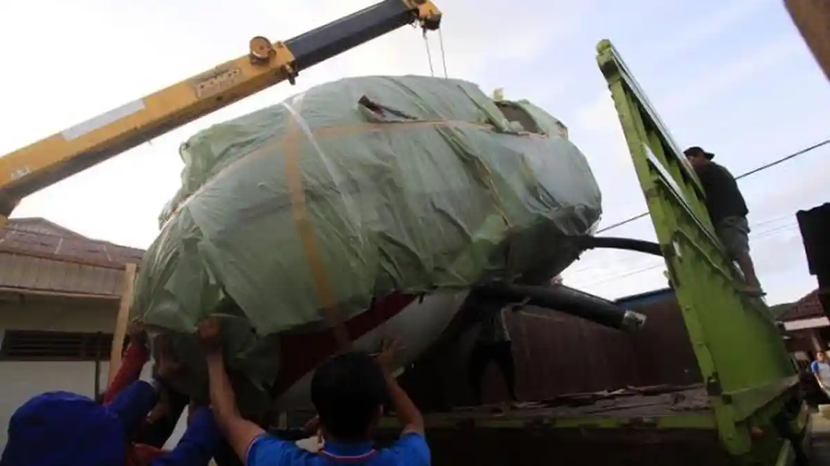 Jalan Balai Pangkalpinang Digegerkan Helikopter Diangkut Truk