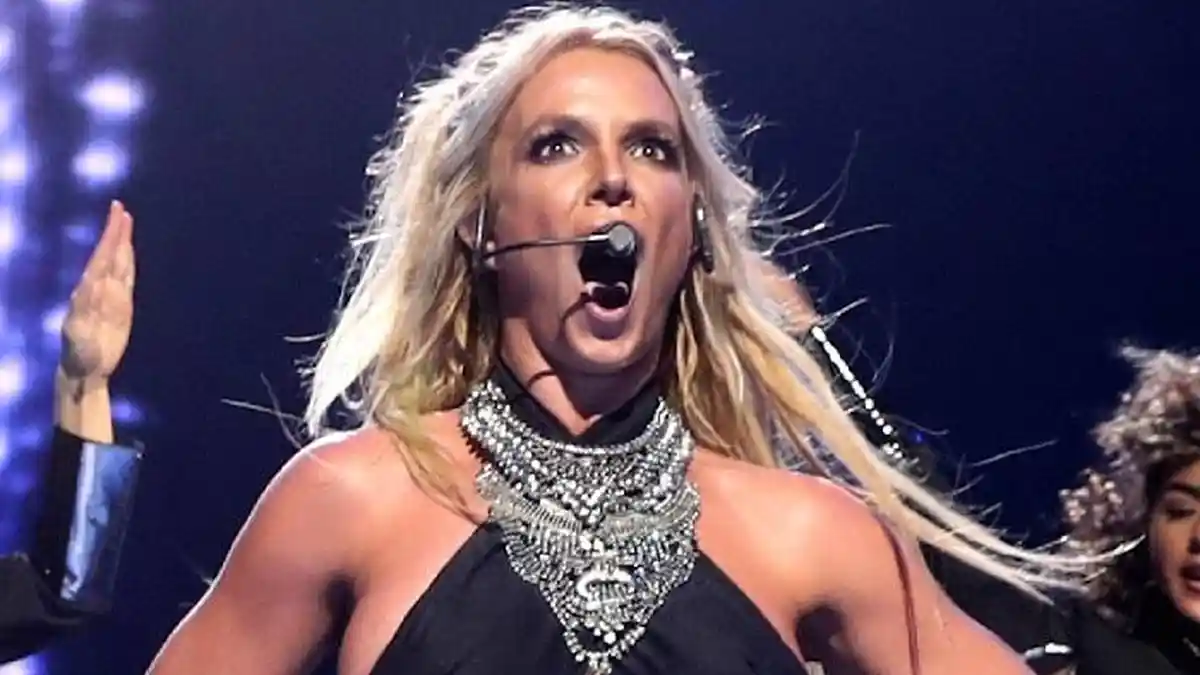 Wadaaaw! Baju Britney Spears Melorot Hingga Tiga Kali Saat Joget di Panggung! LIHAT VIDEONYA