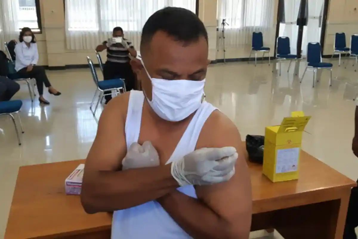 Dokter di Papua Ini, Suntik Sendiri Vaksin ke Lengan Tangan Kirinya, Aksi Nyata Bukan untuk Pamer