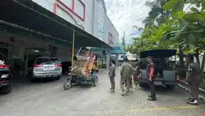 Pihak-Satpol-PP-Deli-Serdang-memonitoring-adanya-pemindahan-barang-barang.jpg