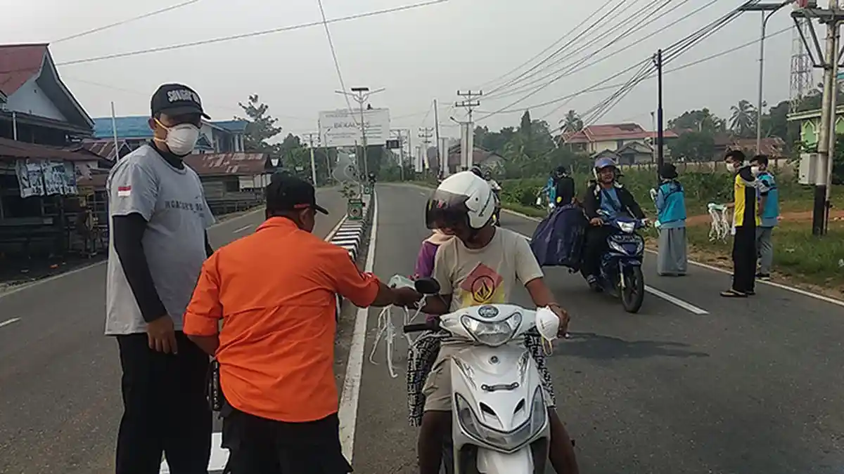 Polusi Asap Ancam Kesehatan, Pemerintah dan Ormas di Kapuas Hulu Bagikan Masker
